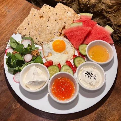 تصویر ۱ از کافه غار سنگی